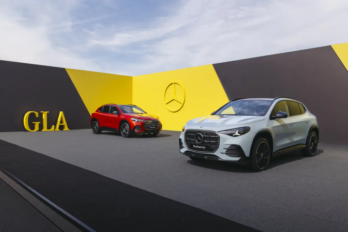 Der neue Mercedes-Benz GLA Hybrid.Exterieur: Aquamint UniInterieur: ARTICO nappa-look black / clean white pearl / MICROCUT microfibre black//The all-new Mercedes-Benz GLA hybrid.Exterior: Aquamint non-metallicInterior: ARTICO nappa-look black / c