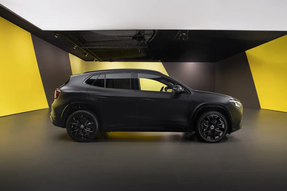 Der neue elektrische Mercedes-Benz GLA.Exterieur: Kosmosschwarz magnoInterieur: ARTICO nappa-look crystal white/MICROCUT microfibre black//The all-new Mercedes-Benz GLA electric.Exterior: cosmos black magnoInterior: ARTICO nappa-look crystal whit