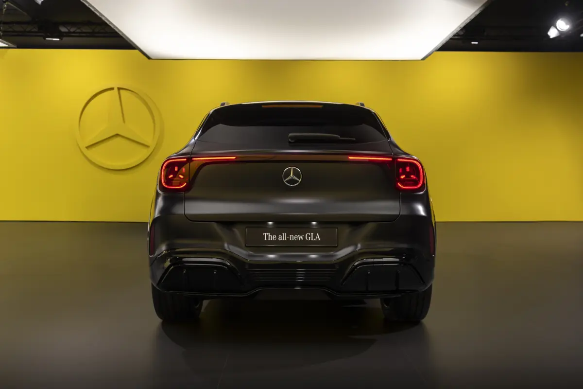 Der neue elektrische Mercedes-Benz GLA.Exterieur: Kosmosschwarz magnoInterieur: ARTICO nappa-look crystal white/MICROCUT microfibre black//The all-new Mercedes-Benz GLA electric.Exterior: cosmos black magnoInterior: ARTICO nappa-look crystal whit