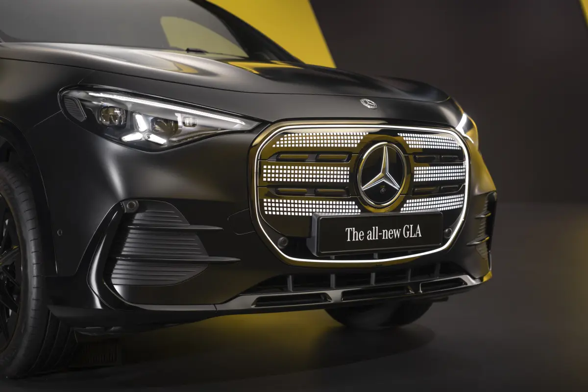 Der neue elektrische Mercedes-Benz GLA.Exterieur: Kosmosschwarz magnoInterieur: ARTICO nappa-look crystal white/MICROCUT microfibre black//The all-new Mercedes-Benz GLA electric.Exterior: cosmos black magnoInterior: ARTICO nappa-look crystal whit
