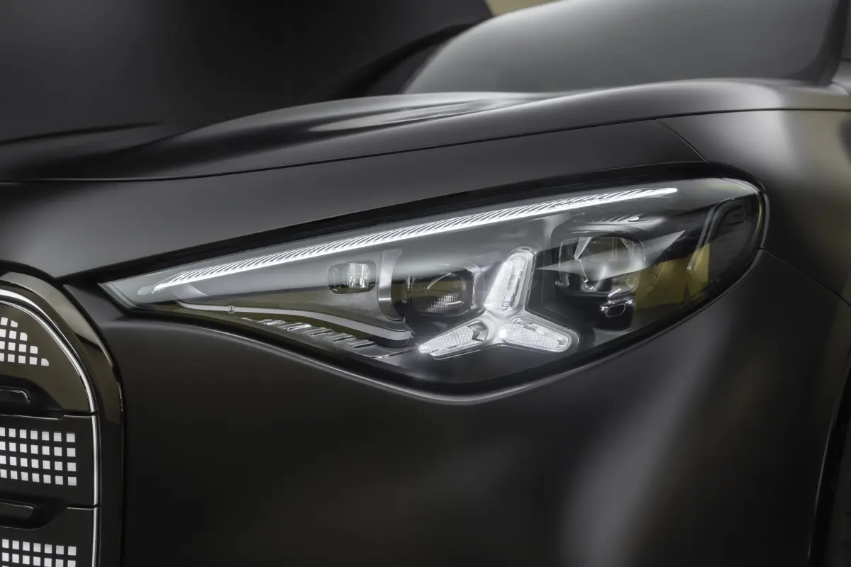 Der neue elektrische Mercedes-Benz GLA.Exterieur: Kosmosschwarz magnoInterieur: ARTICO nappa-look crystal white/MICROCUT microfibre black//The all-new Mercedes-Benz GLA electric.Exterior: cosmos black magnoInterior: ARTICO nappa-look crystal whit