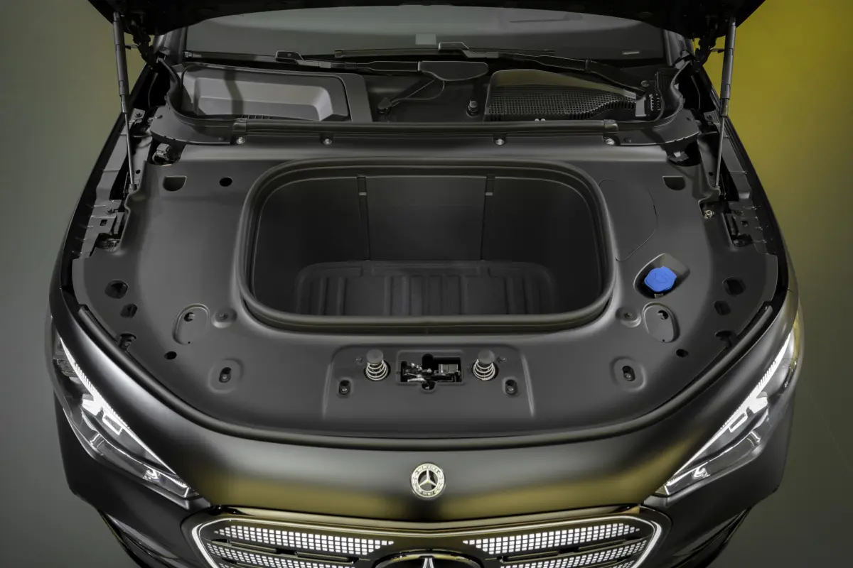 Der neue elektrische Mercedes-Benz GLA.Exterieur: Kosmosschwarz magnoInterieur: ARTICO nappa-look crystal white/MICROCUT microfibre black//The all-new Mercedes-Benz GLA electric.Exterior: cosmos black magnoInterior: ARTICO nappa-look crystal whit