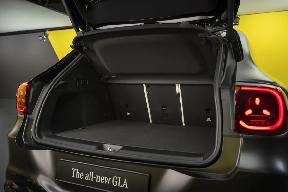 Der neue elektrische Mercedes-Benz GLA.Exterieur: Kosmosschwarz magnoInterieur: ARTICO nappa-look crystal white/MICROCUT microfibre black//The all-new Mercedes-Benz GLA electric.Exterior: cosmos black magnoInterior: ARTICO nappa-look crystal whit
