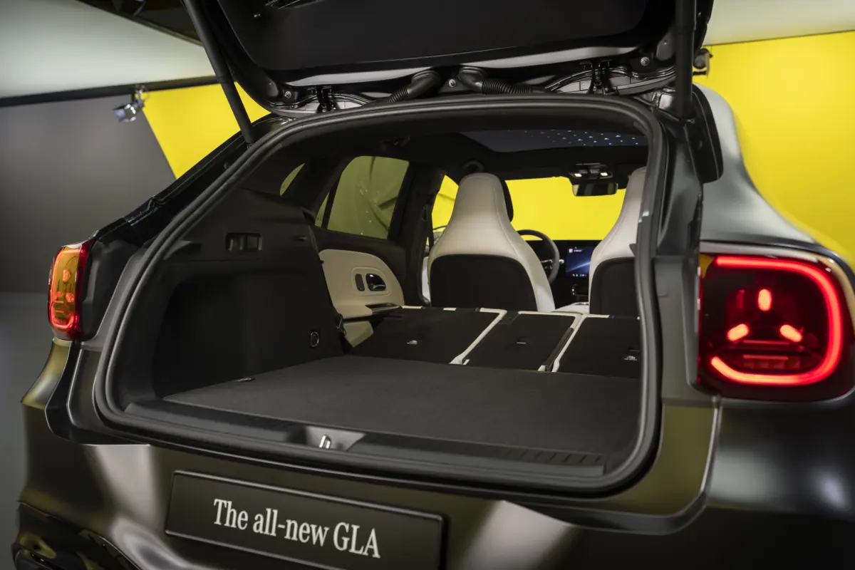 Der neue elektrische Mercedes-Benz GLA.Exterieur: Kosmosschwarz magnoInterieur: ARTICO nappa-look crystal white/MICROCUT microfibre black//The all-new Mercedes-Benz GLA electric.Exterior: cosmos black magnoInterior: ARTICO nappa-look crystal whit