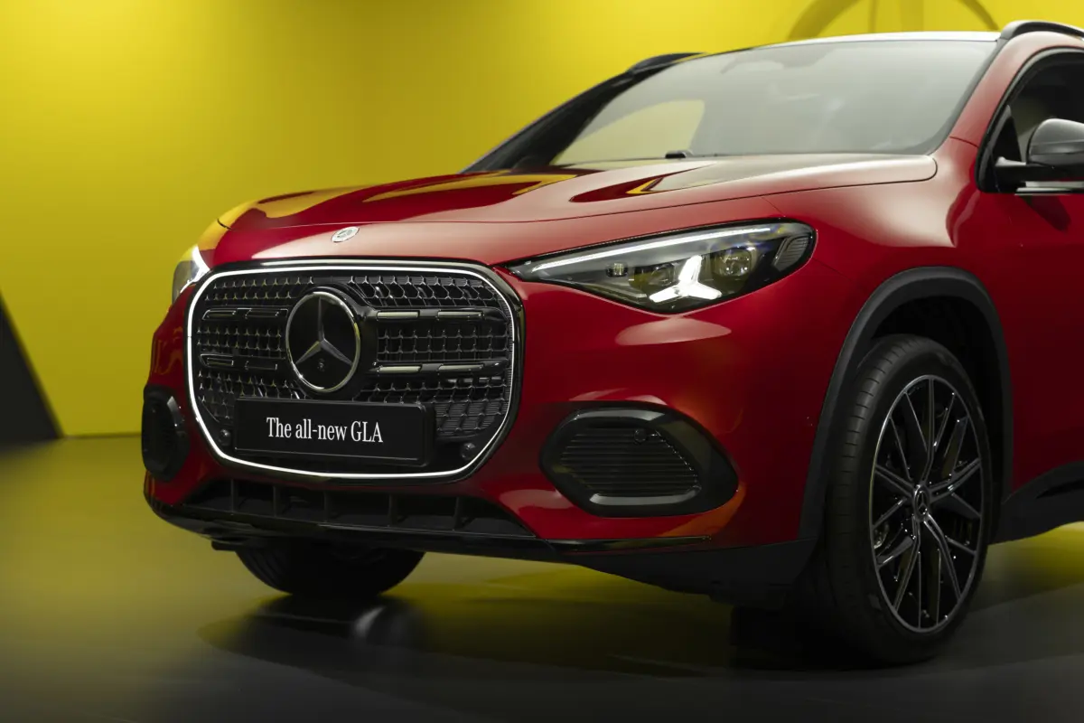 Der neue Mercedes-Benz GLA Hybrid.Exterieur: MANUFAKTUR Patagoniarot MetallicInterieur: ARTICO ivory beige//The all-new Mercedes-Benz GLA hybrid.Exterior: MANUFAKTUR patagonia red metallicInterior: ARTICO ivory beige