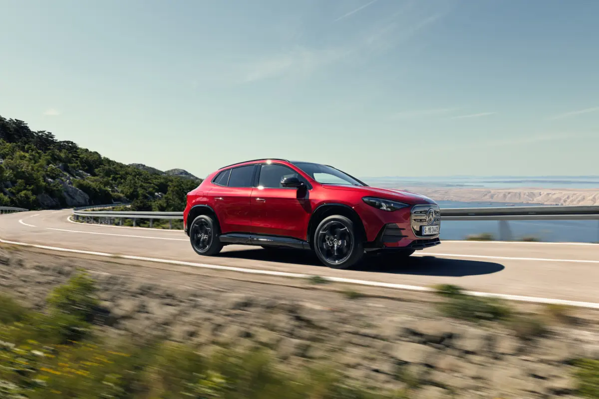 Der neue elektrische Mercedes-Benz GLA.Exterieur: MANUFAKTUR Patagonienrot MetallicInterieur: ARTICO man-made leather/MICROCUT microfibre black//The all-new Mercedes-Benz GLA electric.Exterior: MANUFAKTUR patagonia red metallicInterior: ARTICO ma