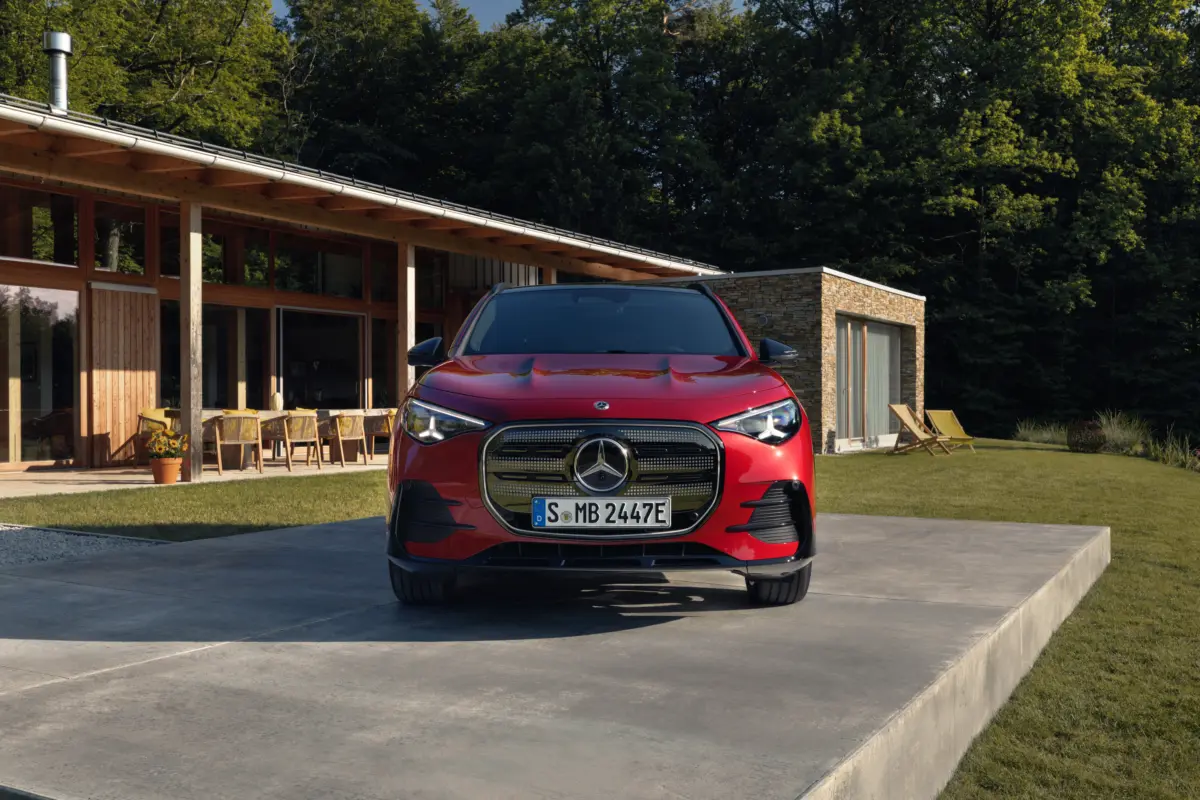 Der neue elektrische Mercedes-Benz GLA.Exterieur: MANUFAKTUR Patagonienrot MetallicInterieur: ARTICO man-made leather/MICROCUT microfibre black//The all-new Mercedes-Benz GLA electric.Exterior: MANUFAKTUR patagonia red metallicInterior: ARTICO ma