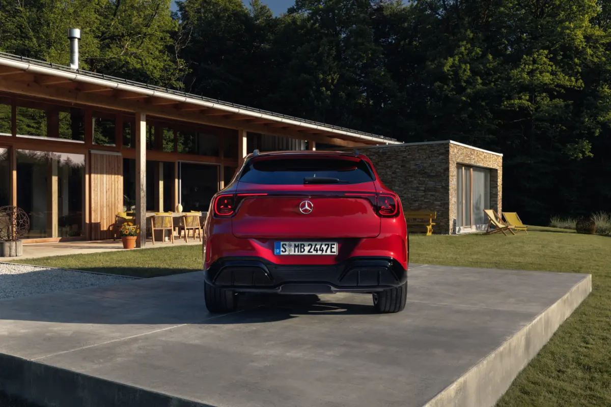 Der neue elektrische Mercedes-Benz GLA.Exterieur: MANUFAKTUR Patagonienrot MetallicInterieur: ARTICO man-made leather/MICROCUT microfibre black//The all-new Mercedes-Benz GLA electric.Exterior: MANUFAKTUR patagonia red metallicInterior: ARTICO ma