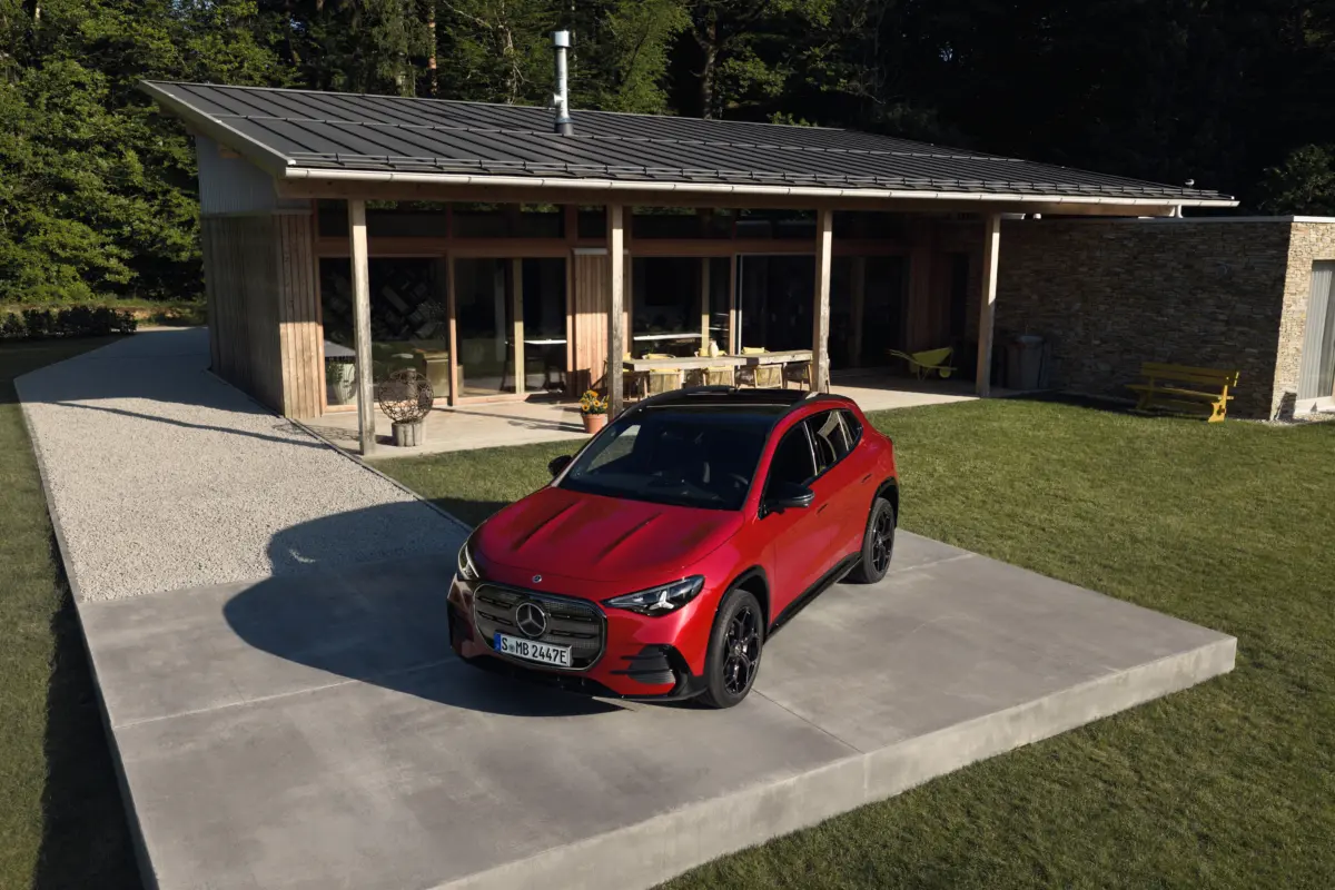 Der neue elektrische Mercedes-Benz GLA.Exterieur: MANUFAKTUR Patagonienrot MetallicInterieur: ARTICO man-made leather/MICROCUT microfibre black//The all-new Mercedes-Benz GLA electric.Exterior: MANUFAKTUR patagonia red metallicInterior: ARTICO ma