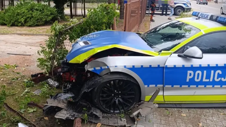 Rommá törték a lengyel rendőrség Ford Mustangját! Ennyi maradt az autóból!