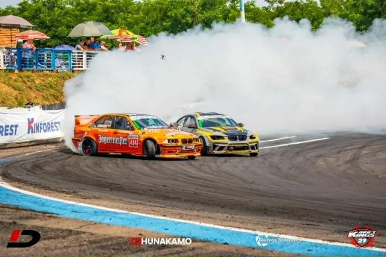 Gumifüst, több száz lóerő és Európa legjobb drifterei – Hétvégén indul a Drift Summer Festival! Mi ott leszünk, Te is jössz?