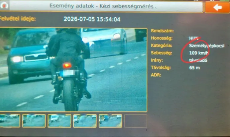 Nem győzték büntetni a gyorshajtó motorosokat a rendőrök! Íme a legdurvább képek!