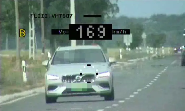 90 helyett 169: mutatjuk, mekkora bírságot kapott a Volvo sofőrje!