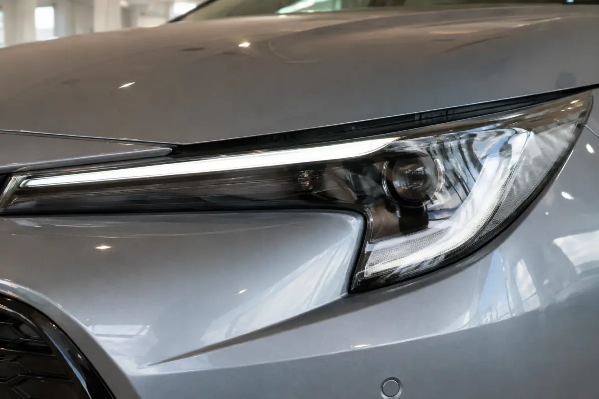 AI generált tartalom egy Toyota Corolla első fényszórójáról