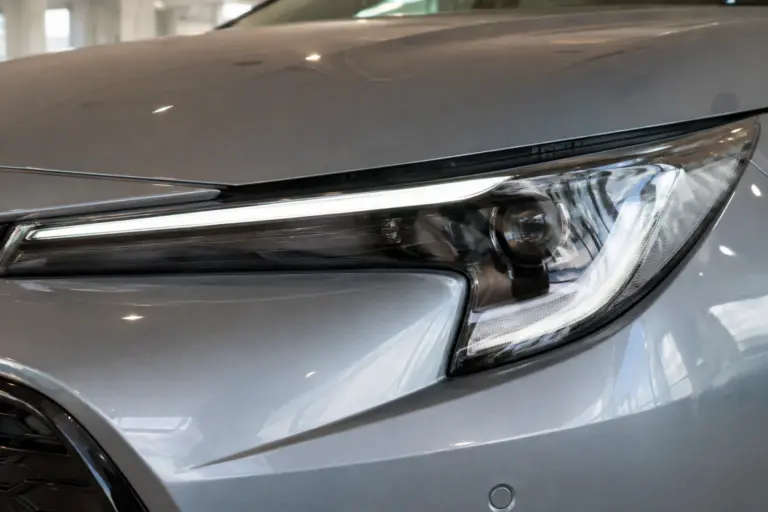 AI generált tartalom egy Toyota Corolla első fényszórójáról