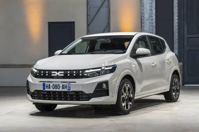 Válaszolt a Dacia a Volkswagennek: turbómotorral is olcsóbb lett a Sandero a Polónál!