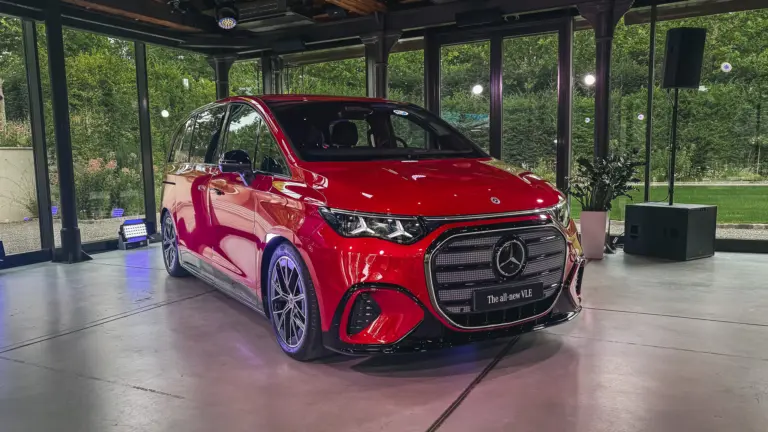 Közel 1 méteres hátsó kijelzővel és akár 8 üléssel jön az új Mercedes VLE