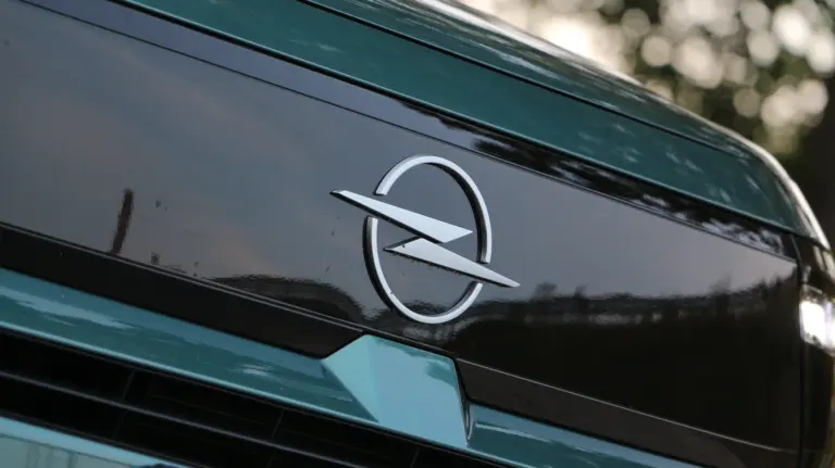 Terjeszkedik az Opel: óriási gyárat építhetnek! Mutatjuk, melyik országban!