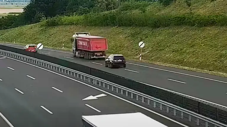 Fél kilométert vezethetünk vakon egyetlen üzenet miatt – Videón egy autópályás baleset