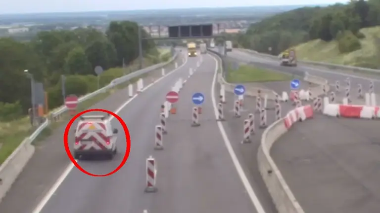 Kilométereken át forgalommal szemben a pályán: videón, hogy mit nézett be a 69 éves sofőr!