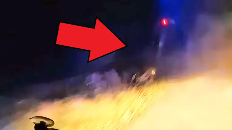 Brutális magyar autós üldözés: videón, ahogy a levegőbe repül a rendőrök elől menekülő jármű!