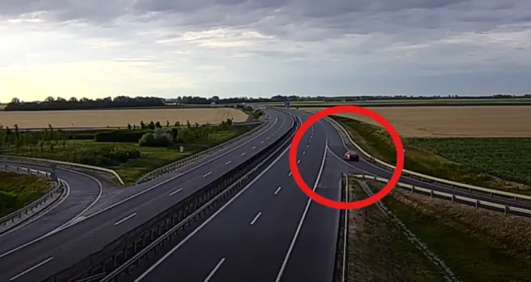 Senkitől sem zavartatva állt a szalagkorlátba az M35-ös autópályán! Íme a videó!