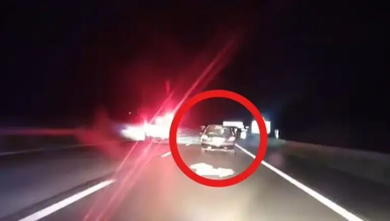 Videó: Legalább 4 rendőrautó üldözte a menekülő autóst, mutatjuk, mi lett a kergetőzés vége!