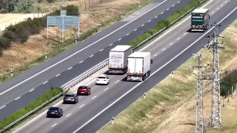 Sorra büntették a kamionosokat a levegőből: nehéz lett volna letagadni a szabálytalanságot!