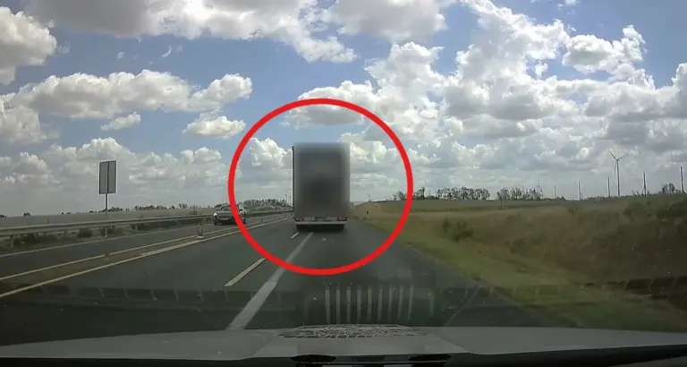 Videó: a rendőrautó előtt előzött, 65 ezer forintra büntették! Mutatjuk, miért!