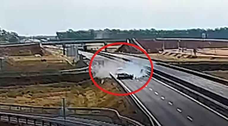 Erre nehéz szavakat találni: fékezés nélkül belehajtott az előtte haladóba az M4-esen!