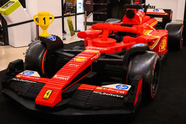 Kicsomagolták az életnagyságú LEGO Ferrarit! Te is megnézheted közelről!