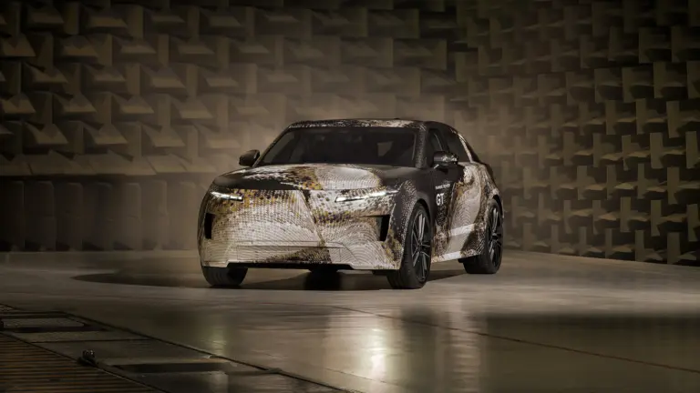 Szakít a hagyományokkal a Range Rover! Ilyen lesz az új autójuk!