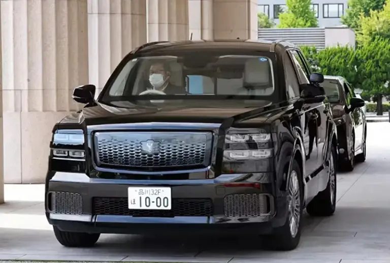 Legendás sportkupéból elnöki SUV-ba szállt Japán első női miniszterelnöke