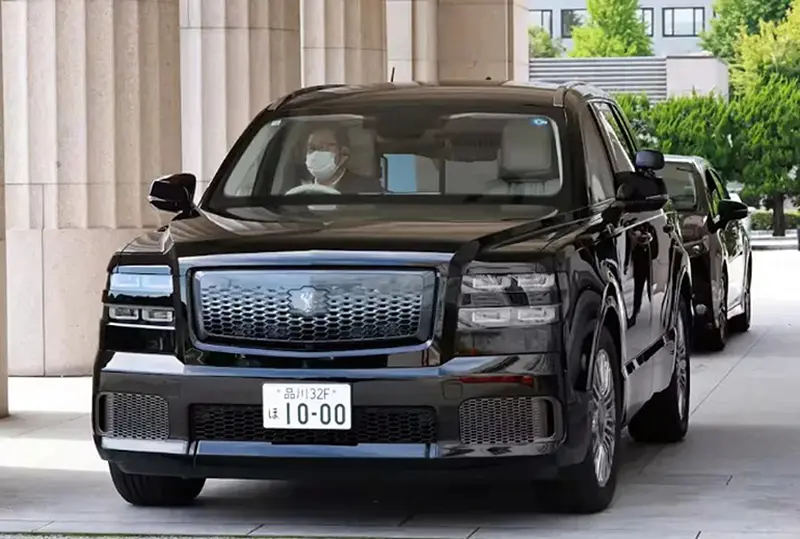 Legendás sportkupéból elnöki SUV-ba szállt Japán első női miniszterelnöke