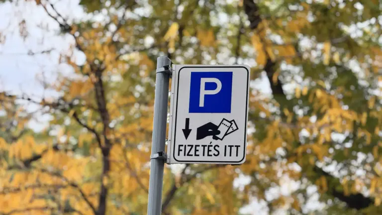 Itt a  vége: egyik napról a másikra rengeteg autósnak szűnik meg az ingyenes parkolás!