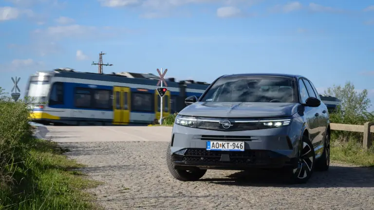 Mit tud az Opel zászlóshajója konnektoros hibridként?