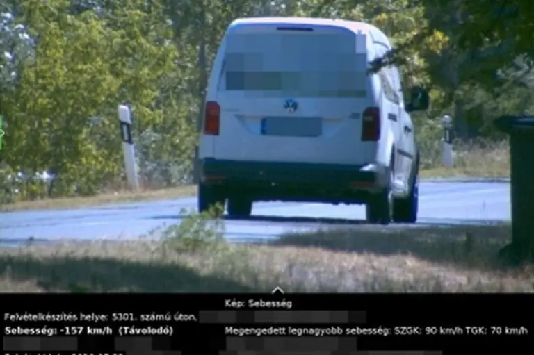 157 km/óráig taposta a furgonnak, a büntetés sem maradt el!