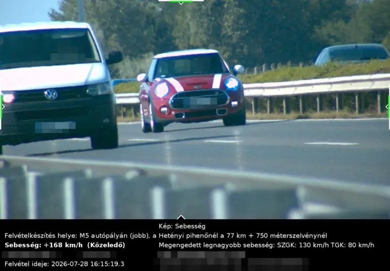 Nagyot ment a kis Mini sofőrje az M5-ös autópályán! Ekkora bírságot kaphatott érte!
