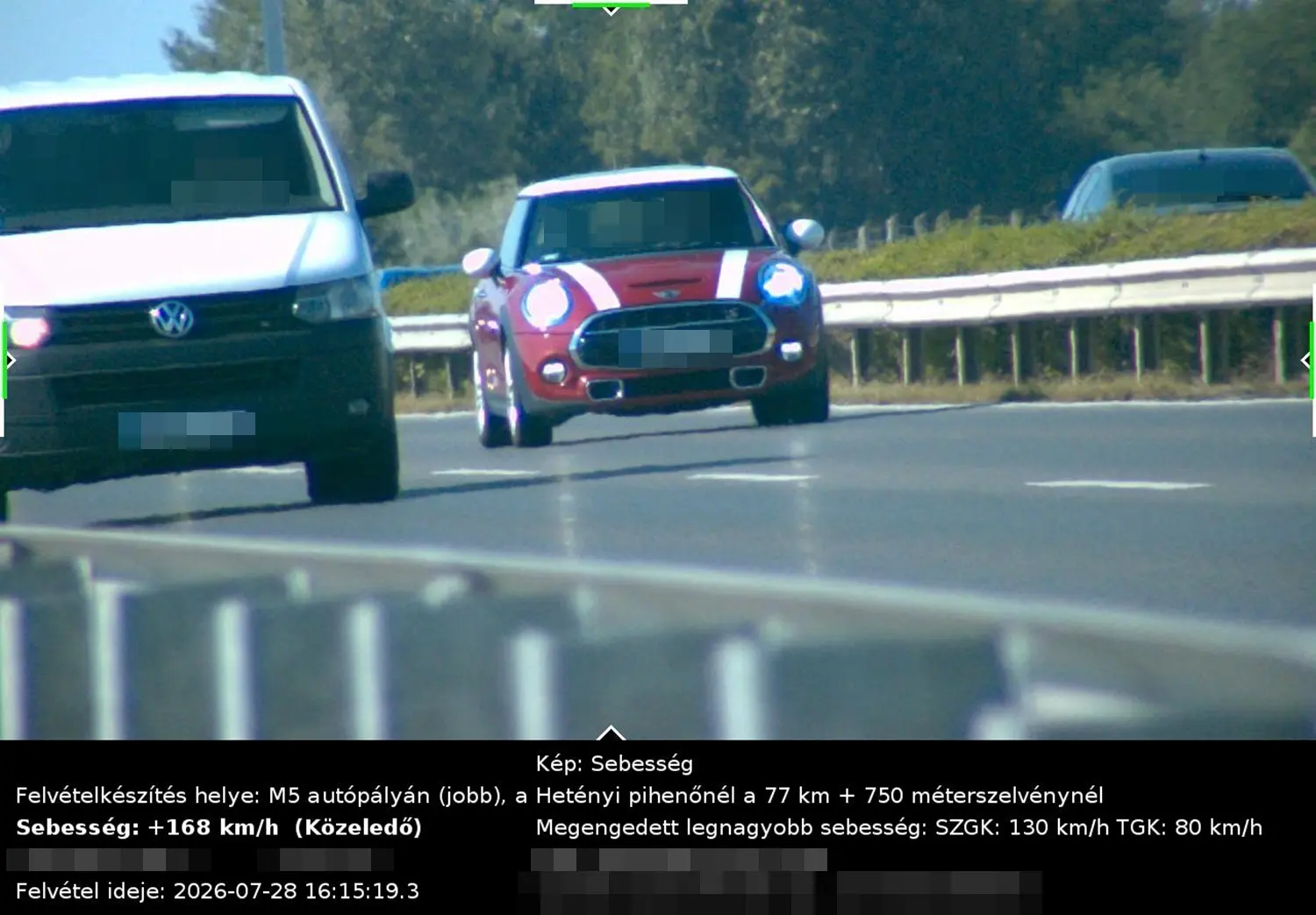 Nagyot ment a kis Mini sofőrje az M5-ös autópályán! Ekkora bírságot kaphatott érte!