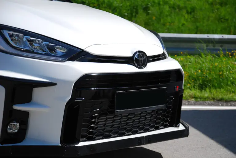 240 km/óra egy háromhengeres Toyota Yarisban? Videón a bizonyíték!