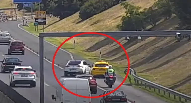 Vajon az F1-re sietett? Csúnyán benézte az átsorolást, lelökte az M3-asról a taxit!