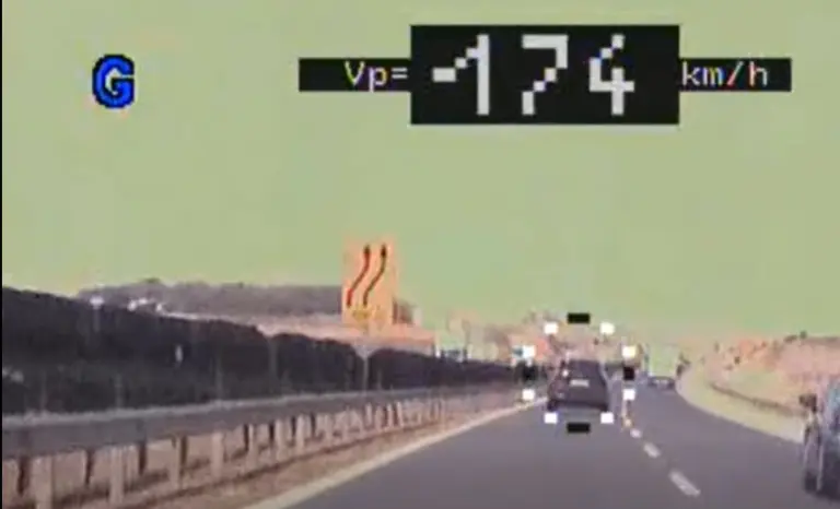 Videó: 174 km/órával száguldott az M1-esen a terelésben, figyeld, milyen autó ment utána!