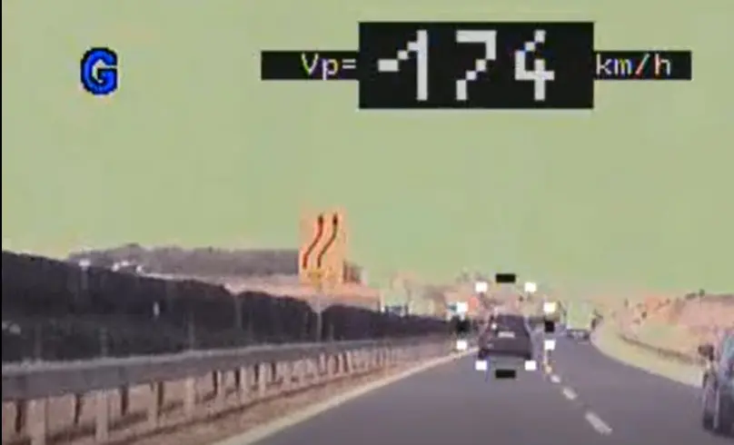 Videó: 174 km/órával száguldott az M1-esen a terelésben, figyeld, milyen autó ment utána!
