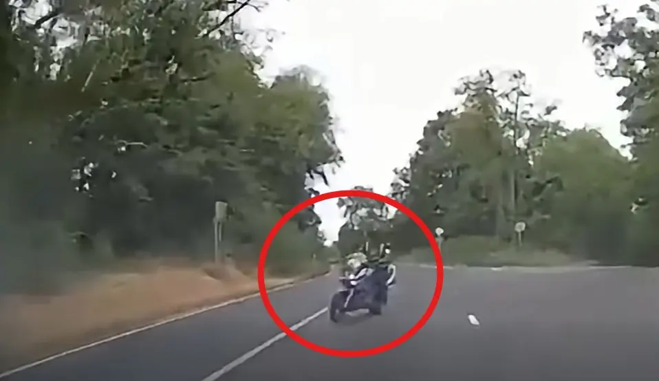 Videó: nagy tempóval kanyarodott ki a rendőrök elé, ez lett a vége!