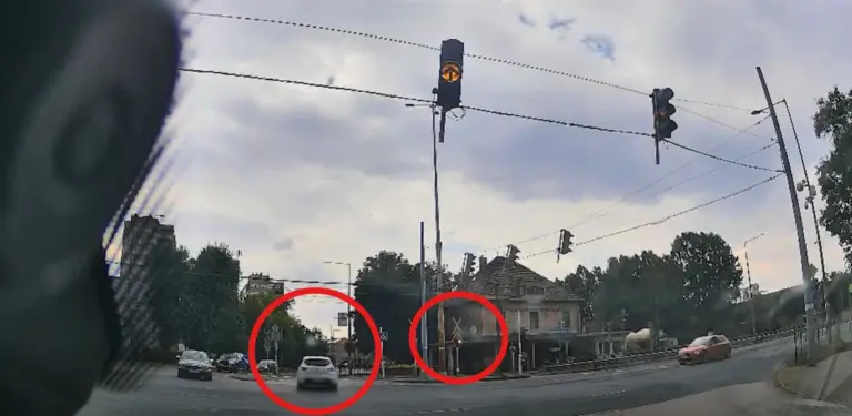 Videó: ráhajtott a sínekre a tilos jelzés ellenére, nem is jutott túl messzire!