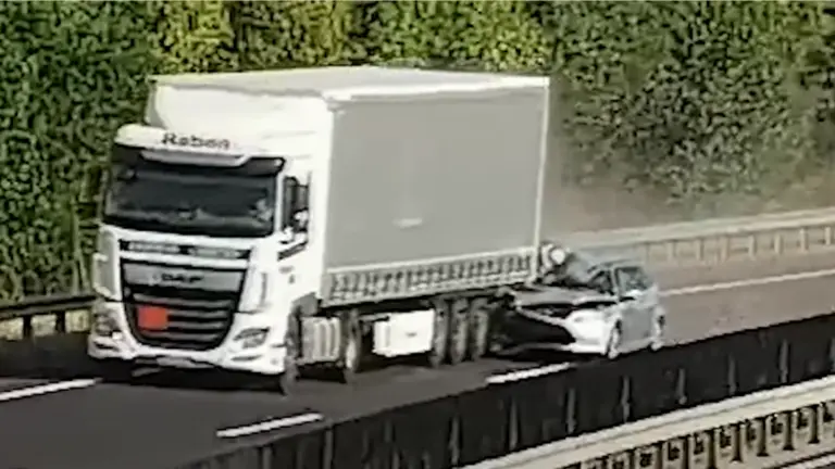 Csak egy gyors üzenet vezetés közben, mi baj lehet? Sokkoló videón a válasz!