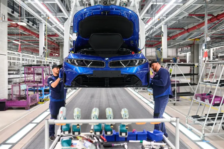 Megkezdődött az új i3-as BMW sorozatgyártása! Íme a gyárban készült fotók!