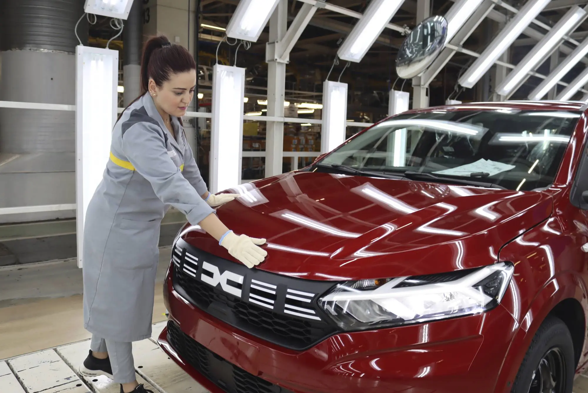 Nagy a baj a románoknál is! Leállították a Ford és a Dacia autógyárát is!