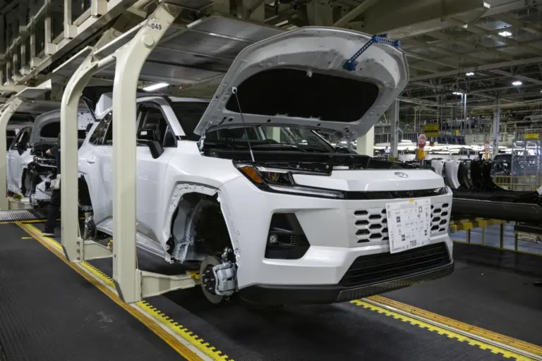 Rendszeresen összeütköztek a gyárban az ember által vezetett járművek, robotokra cserélte őket a Toyota!